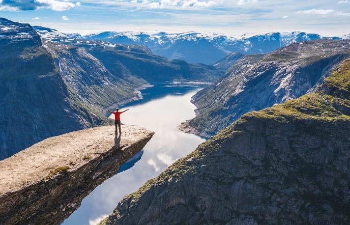 Trolltunga: Πεζοπορία στον πιο εντυπωσιακό βράχο της Νορβηγίας