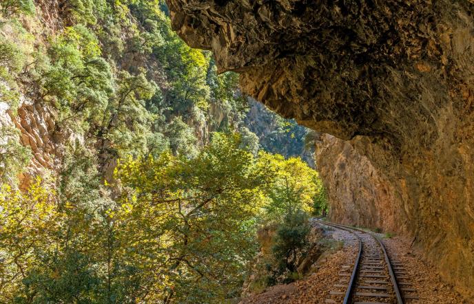 Το επιβλητικό ελληνικό φαράγγι με την υπέροχη διαδρομή τρένου