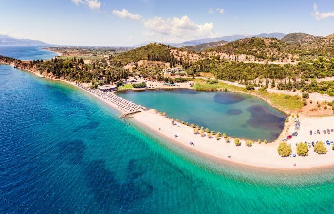 Μοναστηράκι Φωκίδας: Διακοπές σαν σε νησί στο χωριό με τη «γαλάζια λίμνη»