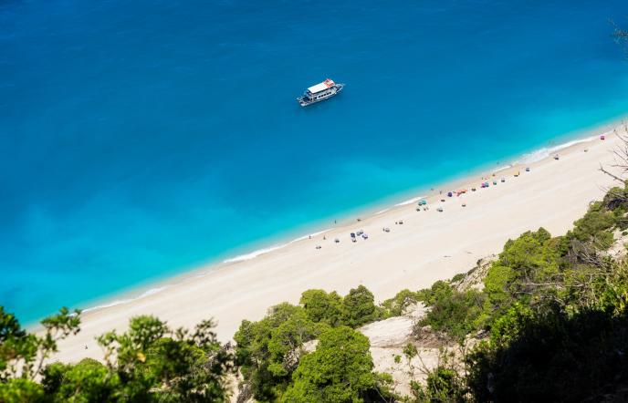 Εγκρεμνοί: Η εντυπωσιακή παραλία της Λευκάδας που θα σας μείνει αξέχαστη
