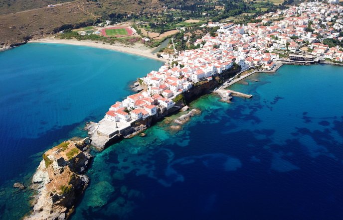 Το ελληνικό νησί που αποτελεί κορυφαίο προορισμό για διακοπές τον Απρίλιο