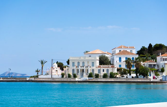 Σπέτσες: Όταν η αρχοντιά συναντά την κοσμοπολίτικη ατμόσφαιρα