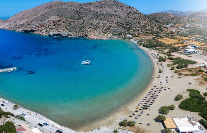 10 παραλίες ιδανικές για οικογένειες σε 10 νησιά των Κυκλάδων