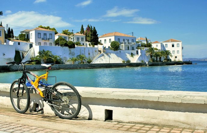 7 νησιά του Αιγαίου για διακοπές με ποδήλατο