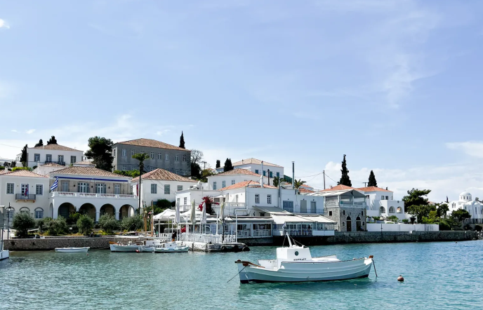 Ταξίδι γεύσης στις Σπέτσες: 8 μαγαζιά που ξεχωρίσαμε για φαγητό και γλυκό