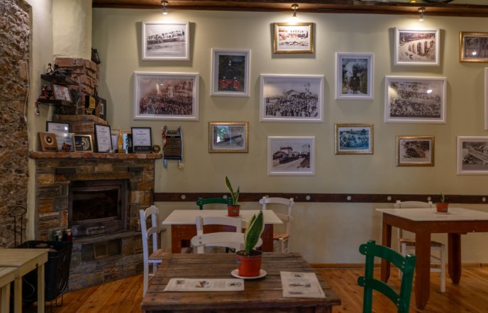 Ταβέρνα Μουτζούρης: Ένα γαστρονομικό ταξίδι δίπλα στο θρυλικό τρενάκι του Πηλίου στα Άνω Λεχώνια