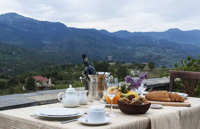 Aiora Suites: Ένα φιλόξενο καταφύγιο χαλάρωσης στη φύση της Αρκαδίας