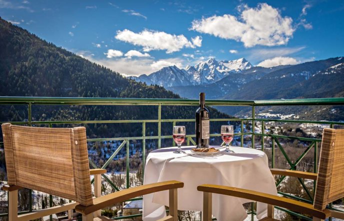 TO KALLION: Ένας παραδοσιακός ξενώνας στο Κλαυσί Ευρυτανίας με υπέροχη θέα στο βουνό