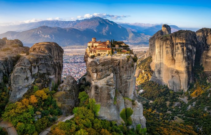 Eπιβλητικά μοναστήρια της Ελλάδας χτισμένα στα βράχια