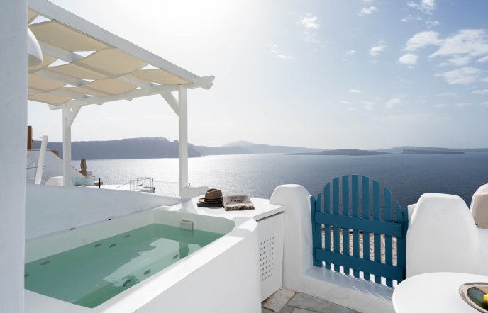 Nano Oia Collection: Εκεί όπου το ηλιοβασίλεμα συναντά την ψυχή της Σαντορίνης