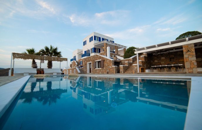 Eternal Blue Kythnos: Η διαχρονική γοητεία συναντά την κυκλαδίτικη ηρεμία