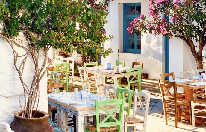 Χορεύτρα: Αυθεντική τηνιακή κουζίνα σε ένα ειδυλλιακό σκηνικό