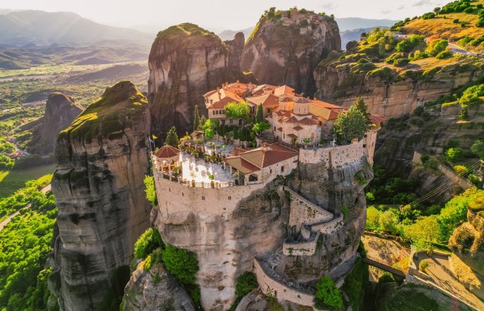 Πάσχα στα Μετέωρα: Κατάνυξη στους ιερούς βράχους