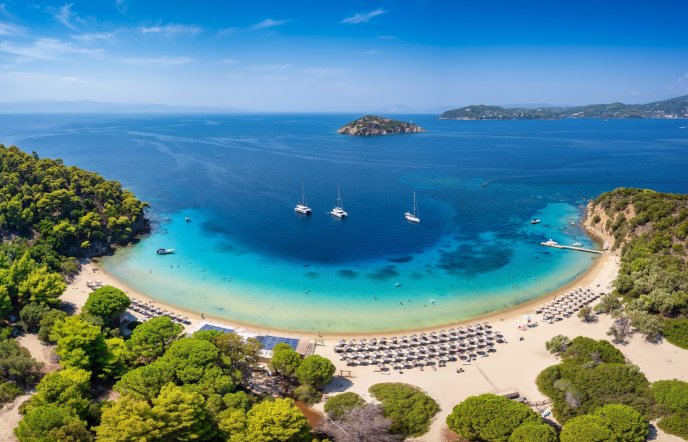 Το ελληνικό νησί με τις απέραντες αμμουδιές που μπήκε στα 12 κορυφαία της Ευρώπης