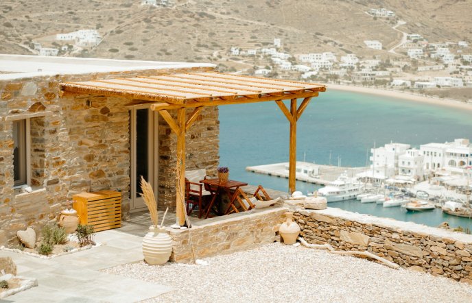 Heliopetra: Κυκλαδίτικη φιλοξενία και μοναδική ατμόσφαιρα στην Ίο