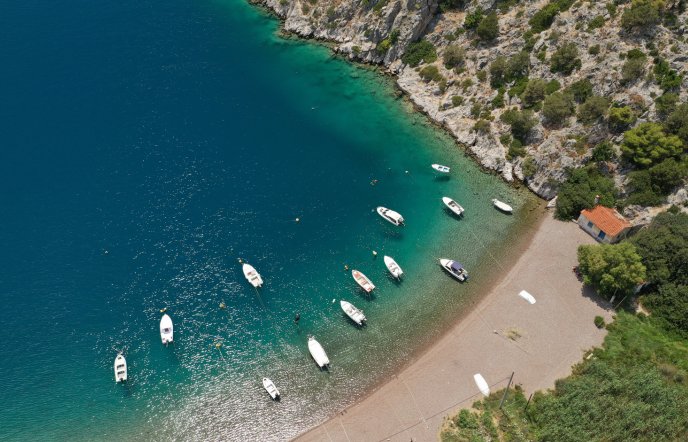 Ξεκινούν τα πρώτα μπάνια: Οι 6 φθηνοί και κοντινοί προορισμοί στην Αθήνα