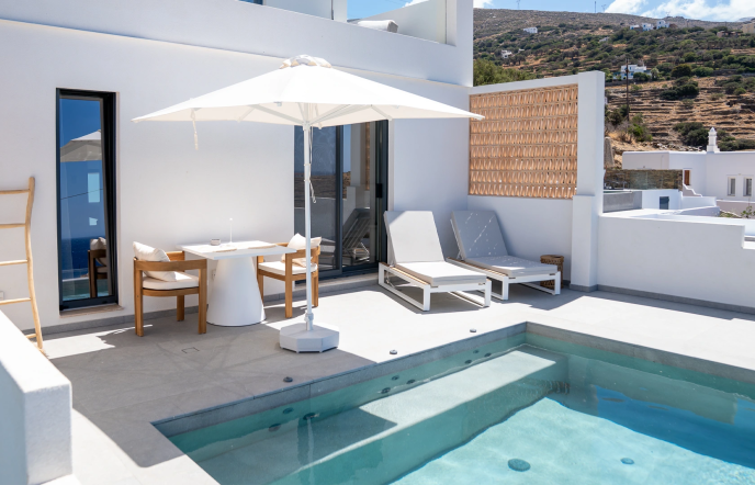 The Royal Blue Andros: Μια όαση άνεσης και διαχρονικής κομψότητας στην Άνδρο