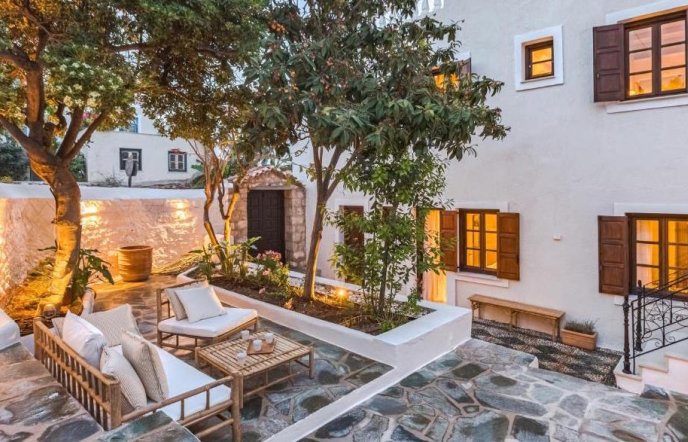 Teresa Spetses: Η παραδοσιακή αρχιτεκτονική των Σπετσών συναντά τη σύγχρονη πολυτέλεια