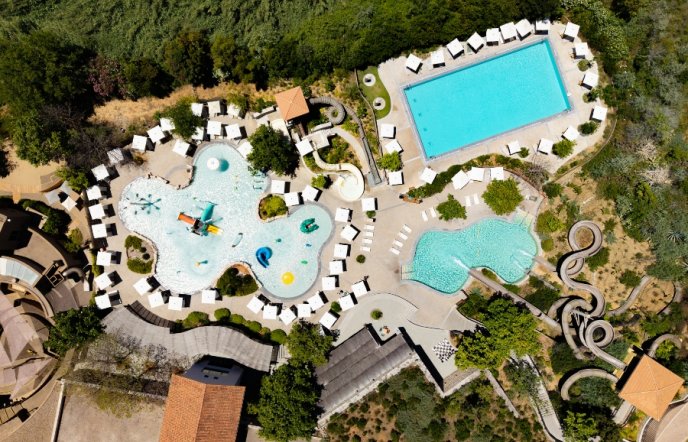 TheSix & Monolith Burgers: Ο όμιλος Abros Group παρουσιάζει δύο νέα concepts στο Costa Navarino