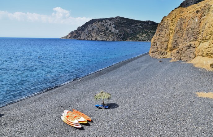 Μαύρα Βόλια: Η «μαύρη» παραλία της Χίου που δεν μοιάζει με καμία άλλη