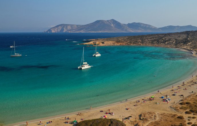 Οι καλύτερες παραλίες στις Μικρές Κυκλάδες για βουτιές σε τιρκουάζ νερά