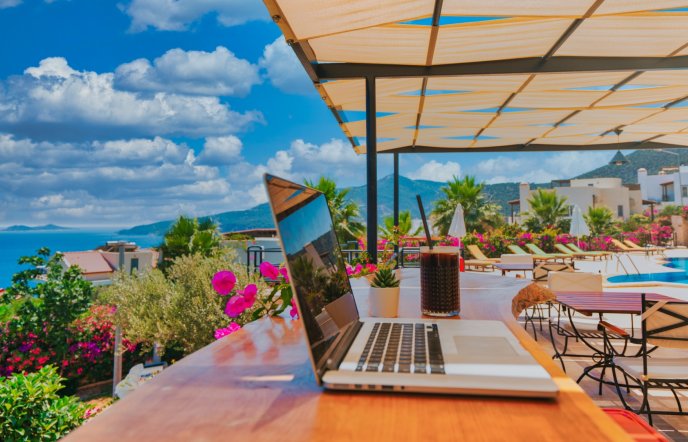 Workation: 5 απλά βήματα για να στήσεις το τέλειο γραφείο στον προορισμό σου