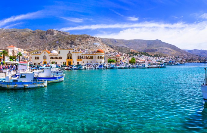 Από το «πάρκο ανεμελιάς» της Πισπιλούντας στα μαγευτικά Σκάλια: Ένα ταξίδι στις αντιθέσεις του Αιγαίου