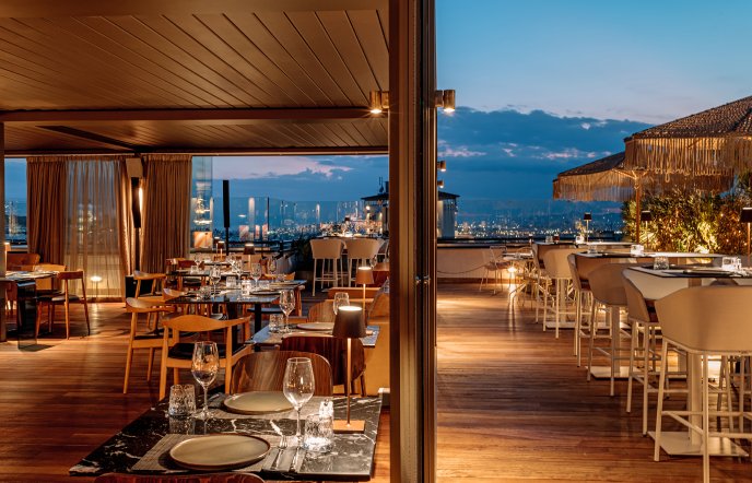 Golden Hour στο Rooftop του Brown Acropol: Cocktails & DJ set με θέα την Ακρόπολη