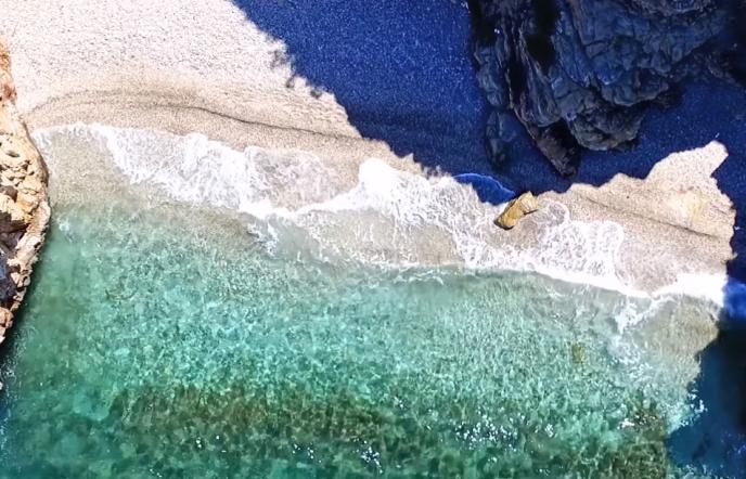 Οι κρυμμένες παραλίες-όνειρο 1 ώρα απ´την Αθήνα! [βίντεο]