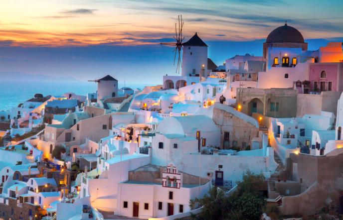 Οι Financial Times αποκαλούν τη Σαντορίνη… «Supermodel των Κυκλάδων»!