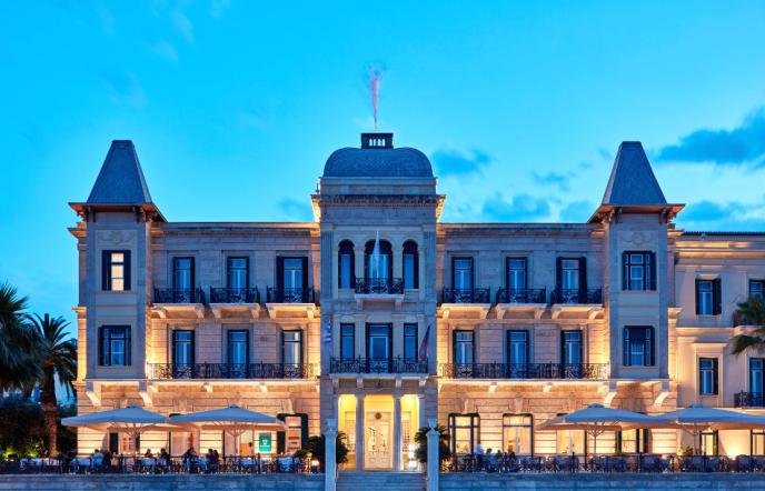 Το «Poseidonion Grand Hotel» άνοιξε και πάλι τις πόρτες και τη… βεράντα του! (pics)
