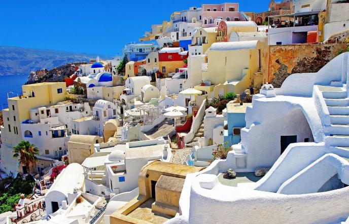 Αυτό είναι το πανέμορφο σπίτι στην Οία που έχει σπάσει τα κοντέρ της Airbnb (pics)