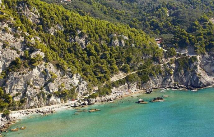 Συνωστισμός στην παραλία γυμνιστών «Μυρτιώτισσα» στην Κέρκυρα