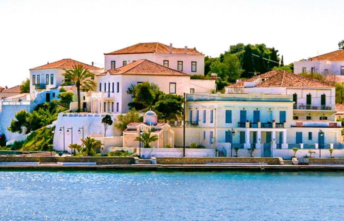 Σπέτσες: Απόδραση στο νησί των αρωμάτων