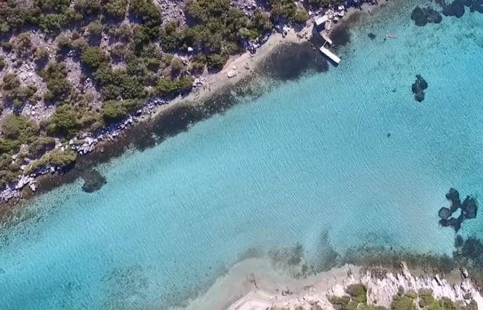 Η άγνωστη «Γαλάζια Λίμνη» στην άκρη του Αιγαίου (vid)