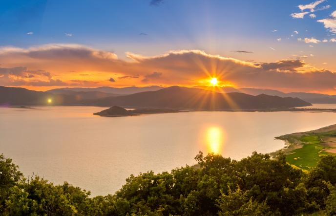Δύο ελληνικές λίμνες στις ωραιότερες του κόσμου