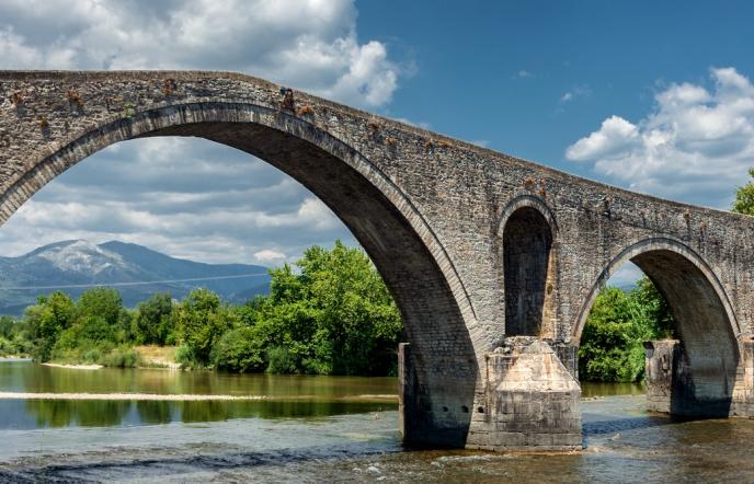 Άρτα: Στην πόλη με το περίφημο γεφύρι και τη βυζαντινή παράδοση