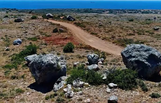 Η απόκοσμη «έρημος» με τους μυστηριώδεις βράχους στην άκρη της Ελλάδας