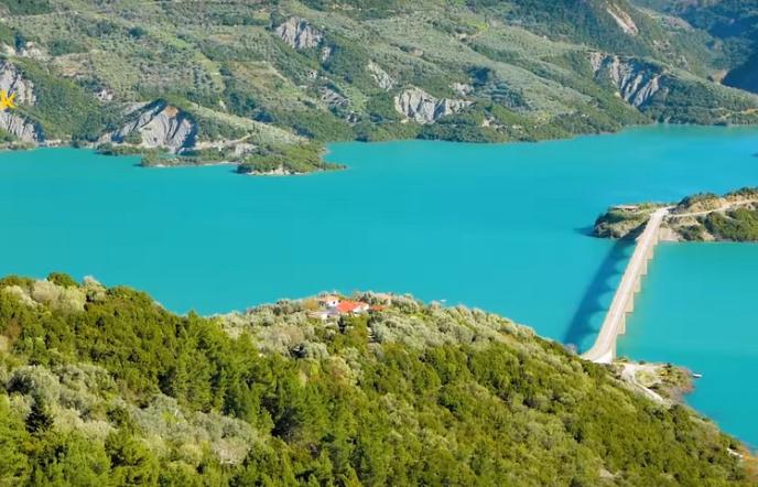 Το χωριό με τη μαγευτική θέα στη μεγαλύτερη τεχνητή λίμνη της Ελλάδας