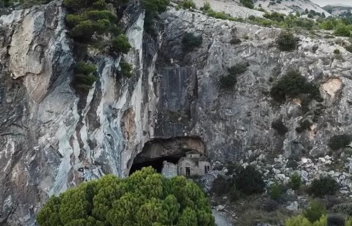 Εξερευνώντας το μυστηριώδες σπήλαιο του Νταβέλη