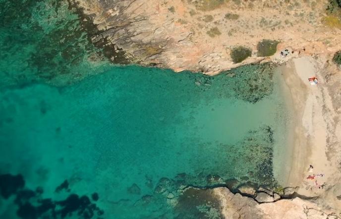 Η ομορφότερη κρυφή παραλία της Αττικής από ψηλά