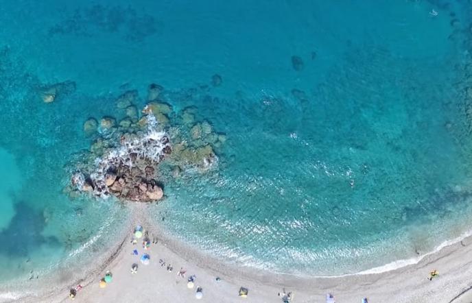 Η πανέμορφη παραλία με το κατάφυτο φαράγγι και τους καταρράκτες στην άκρη της Ελλάδας