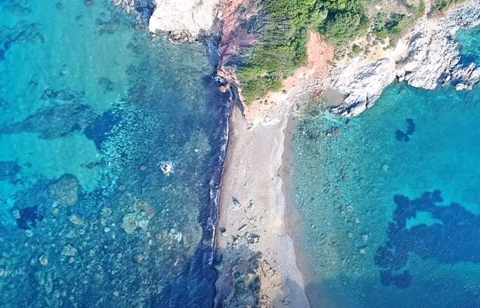 Η διπλή παραλία-καταφύγιο των ερωτευμένων στην Εύβοια