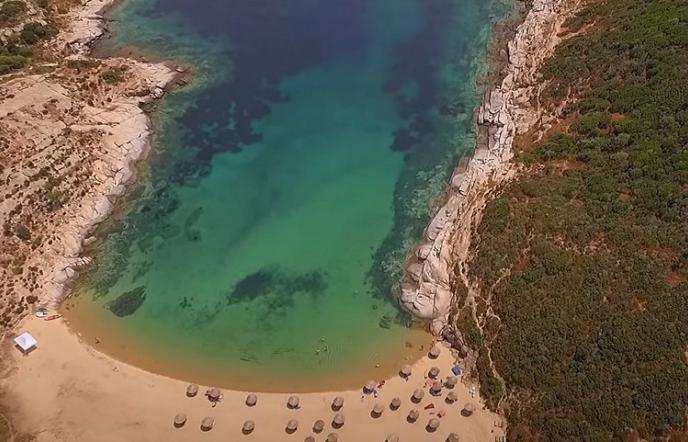 Η κρυμμένη παραλία της Χαλκιδικής που αξίζει να ανακαλύψεις