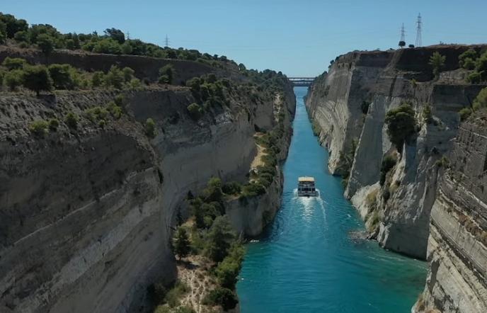 Εντυπωσιακά πλάνα από τον διάπλου του Ισθμού της Κορίνθου