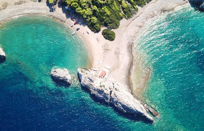 Η διπλή εξωτική παραλία μια ανάσα από την Αθήνα