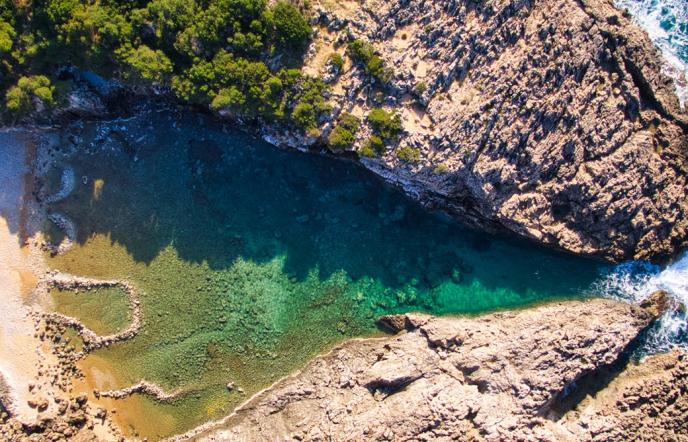 Γλώσσα: Η ομορφότερη φυσική πισίνα της Μεσογείου από ψηλά