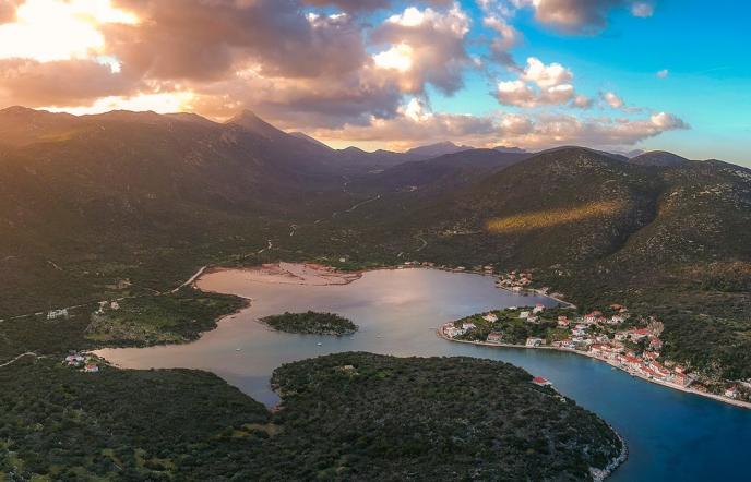 Γέρακας: Το σπάνιας ομορφιάς ελληνικό φιόρδ που δεν ήξερες ότι υπάρχει