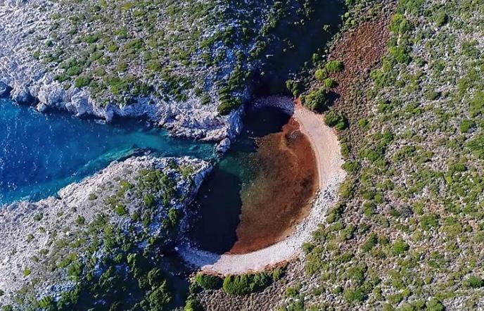 Η άσ(χ)ημη δίδυμη παραλία της διάσημης Βοϊδοκοιλιάς με το παράξενο όνομα