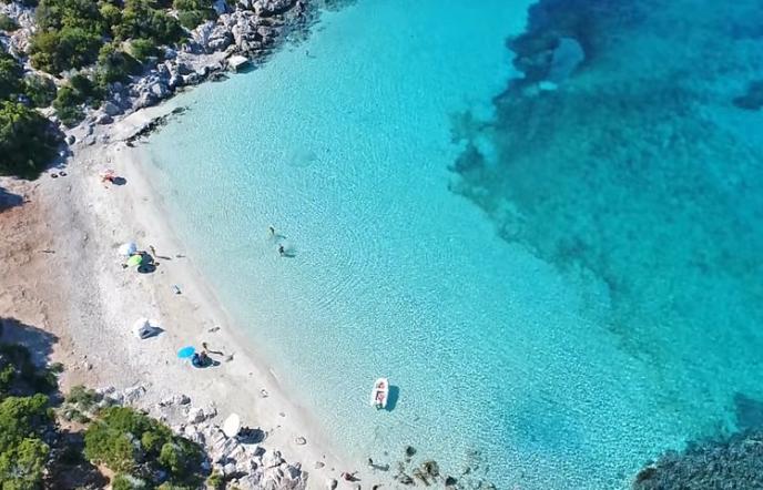 Το άγνωστο ελληνικό νησί με τη μία παραλία που θυμίζει Καραϊβική